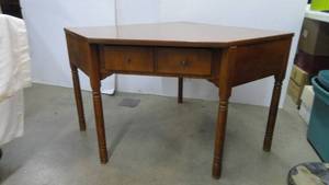 lot 82 image: Vintage Ethan-Allen 1 Drawer Corner Table