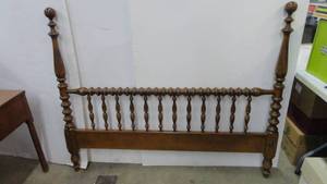 lot 90 image: Ethan-Allen Wooden Head & Foot Bed Frame