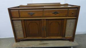 lot 92 image: Vintage Magnavox Record PlayerRadio