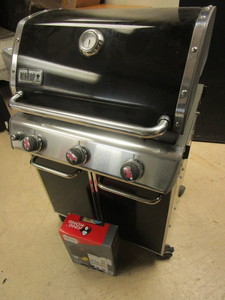 lot 712 image: WEBER GAS GRILL, KING KING GRILL COVER