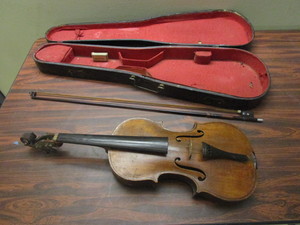 lot 720 image: VIOLIN, WITH CARRYING CASE