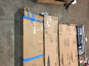 PALLET WITH PATIO UMBRELLAS CUSTOMER RETURNS SEE PICS
