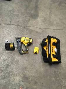 DEWALT 20-Volt Max Lithium-Ion Cordless 15-Gauge Finish Nailer CUSTOMER RETURN SEE PICS