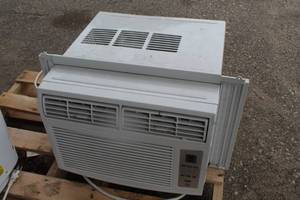 lot 10 image: Window AC General Electric
