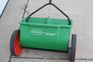 lot 27 image: Drop Spreader