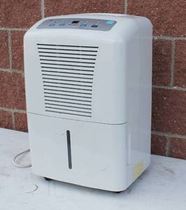 lot 28 image: Dehumidifier GE 50 Pint  24 hr