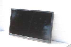lot 31 image: LCD Diagonal Display 24 Computer Monitor