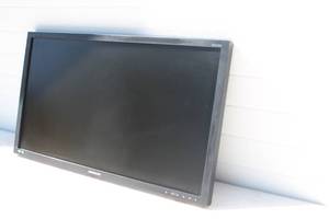 lot 43 image: LCD Flat Screen Diagonal Display 27 Computer Monitor