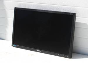 lot 59 image: Flat Screen LCD Diagonal Display Computer Monitor 23 12