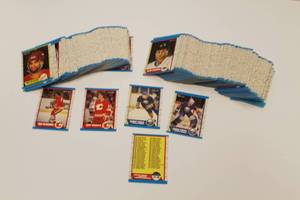lot 58 image: 1989 - 1990 O- Pee - Chee Hockey Cards
