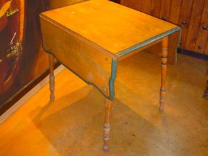 Drop leaf table