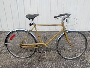 lot 1 image: JCPenney Speed Lightweight Bicycle