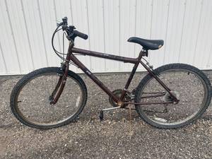 lot 2 image: Huffy Brown 10 Speed Bicycle 26 Wheels