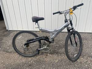 lot 3 image: Vertical PK7 21 Speed Bicycle 26 Wheels