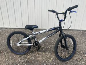 lot 4 image: Kent Ambush Bicycle 20 Wheels