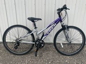 lot 5 image: Trek 820 Purple Silver Bicycle