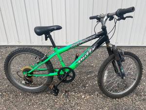lot 8 image: Huffy Stone Mountain 6 Speed Bicycle
