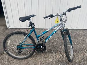 lot 9 image: Magna Great Divide 18 Speed Bicycle