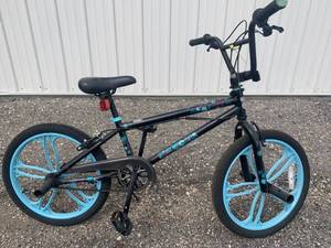 lot 10 image: Mongoose Bicycle with Fork Pegs
