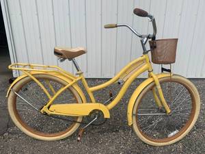 lot 12 image: Old School Cool Huffy Bicycle