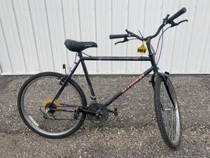 lot 17 image: Schwinn Sidewinder Bicycle 26 Wheels