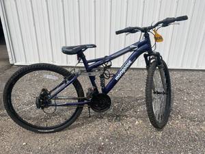 lot 22 image: Mongoose Ledge 2.1 Bicycle 21 Speed 26 Wheels