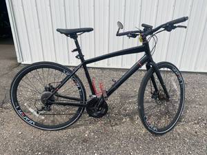 lot 24 image: Felt Verza City 27 Speed Bicycle 28 Wheels