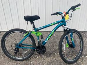 lot 26 image: Genesis V2100 21 Speed Bicycle 26 Wheels