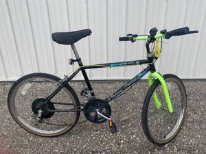 lot 31 image: Huffy Mojave Gulch 10 Speed Bicycle 24 Wheels