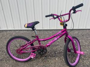 lot 32 image: Kent 2 Cool Bicycle 20 Wheels