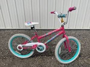 lot 33 image: Huffy Showtime Bicycle 20 Wheels
