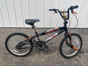lot 36 image: Razor Aggressor Bicycle 20 Wheels
