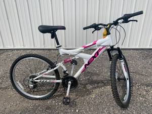 lot 39 image: Huffy Gauntlet 18 Speed Bicycle 24 Wheels