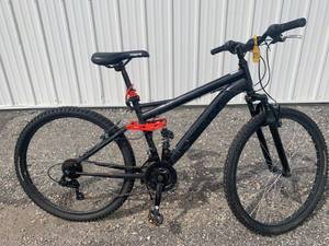 lot 41 image: Mongoose 21 Speed Bicycle 26 Wheels