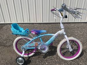 lot 47 image: Girls Frozen Bicycle 16 Wheels