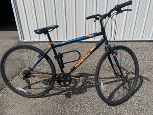 lot 60 image: Mongoose Hotshot 7 Speed Bicycle