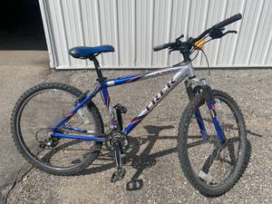 lot 64 image: Trek Ultra Terrain 21 Speed Bicycle 26 Wheels