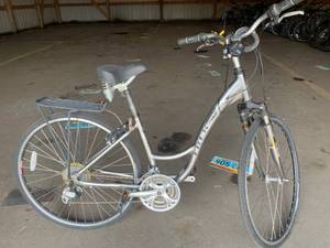 lot 69 image: Trek 7200 24 Speed Bicycle 26 Wheels