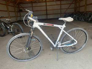 lot 71 image: GT Transeo 27 Speed Bicycle 26 Wheels