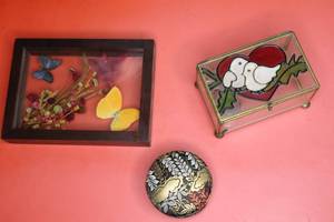 lot 81 image: Lot of three vintage botanical home dcor items