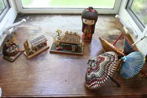lot 82 image: Lot of Japanese wood and fiber home dcor items