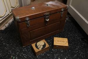 lot 104 image: Lot of three vintage boxes including solid oak machinist chest with felted interior