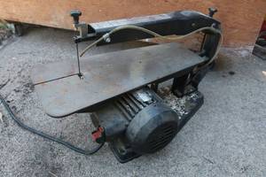 lot 125 image: Scroll saw with 122 mm length saw blades. Tested and works