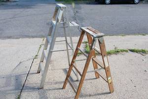 lot 126 image: Lot of two laddersw (5 foot aluminum  and 4 foot wood)