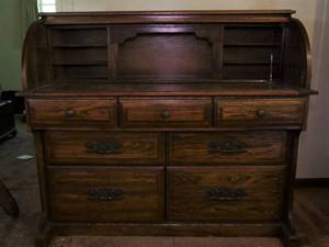 lot 2 image: Oak roll top desk in good condition.