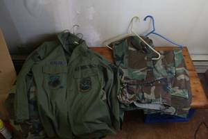 lot 3 image: Lot of four army fatigue jackets with pants