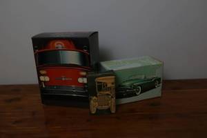 lot 8 image: Two boxes of vintage Avon mens after shave