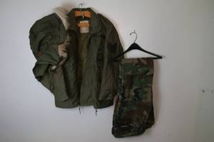 lot 11 image: Size medium military parka with separate hood and camo pants