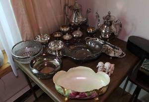lot 22 image: Lot of serving ware, including some silver plate items