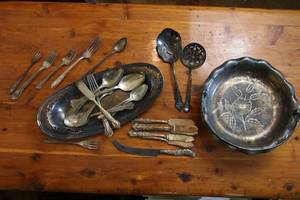 lot 27 image: Lot of tarnished silver plate, mostly silverware